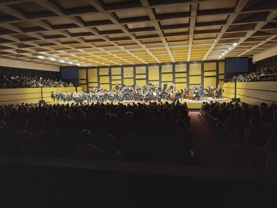 A Ospa dá seu primeiro (e ótimo) concerto de 2023. E músicos fazem protesto