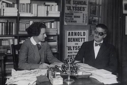 James Joyce em Paris com sua editora Sylvia Beach.