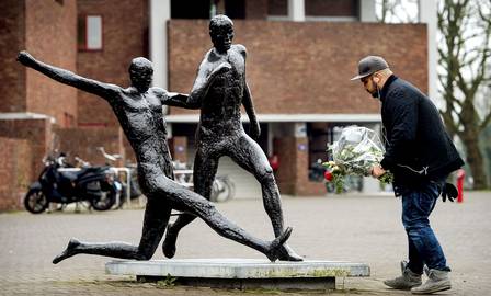 Torcedor coloca flores na estátua de Cruyff em Amsterdam
