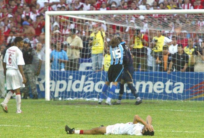 O Grêmio comemora e Kuki, deitado, desespera-se | Foto: gremio.net