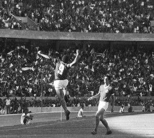 Claudiomiro após marcar o primeiro gol do Beira-Rio em 6 de abril de 1969.