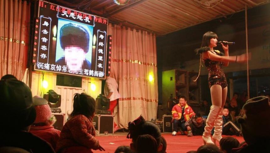 Pequim quer proibir a presença de strippers em funerais