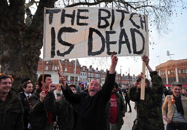 Britânicos comemoram nas ruas morte de Margaret Thatcher